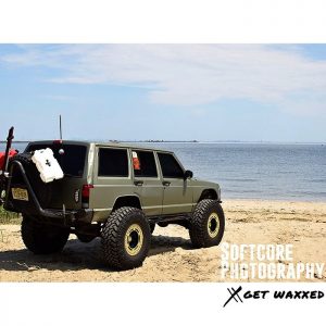 Jeep Cherokee wrapped in Avery SW Matte Midnight Sand Metallic vinyl